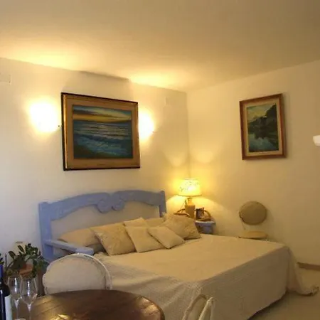 Sleeps 5 *